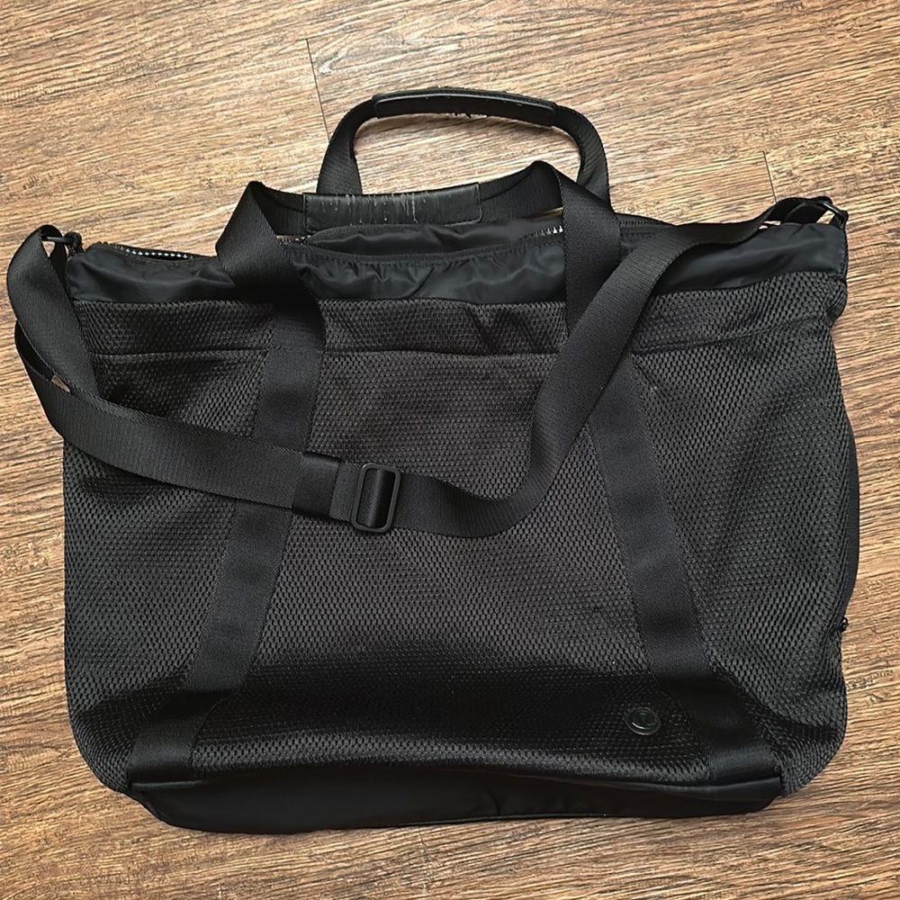 Big Lululemon mesh gym messenger bag